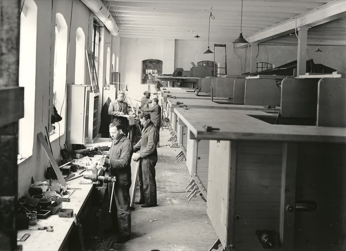 Arbejdere ved arbejdsbænk